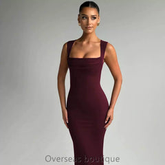 Sleeveless waist cinching sliding dress with square neckline and sleeveless waist cinching