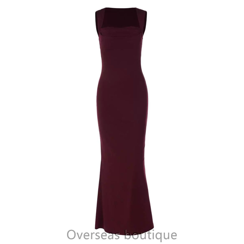 Sleeveless waist cinching sliding dress with square neckline and sleeveless waist cinching