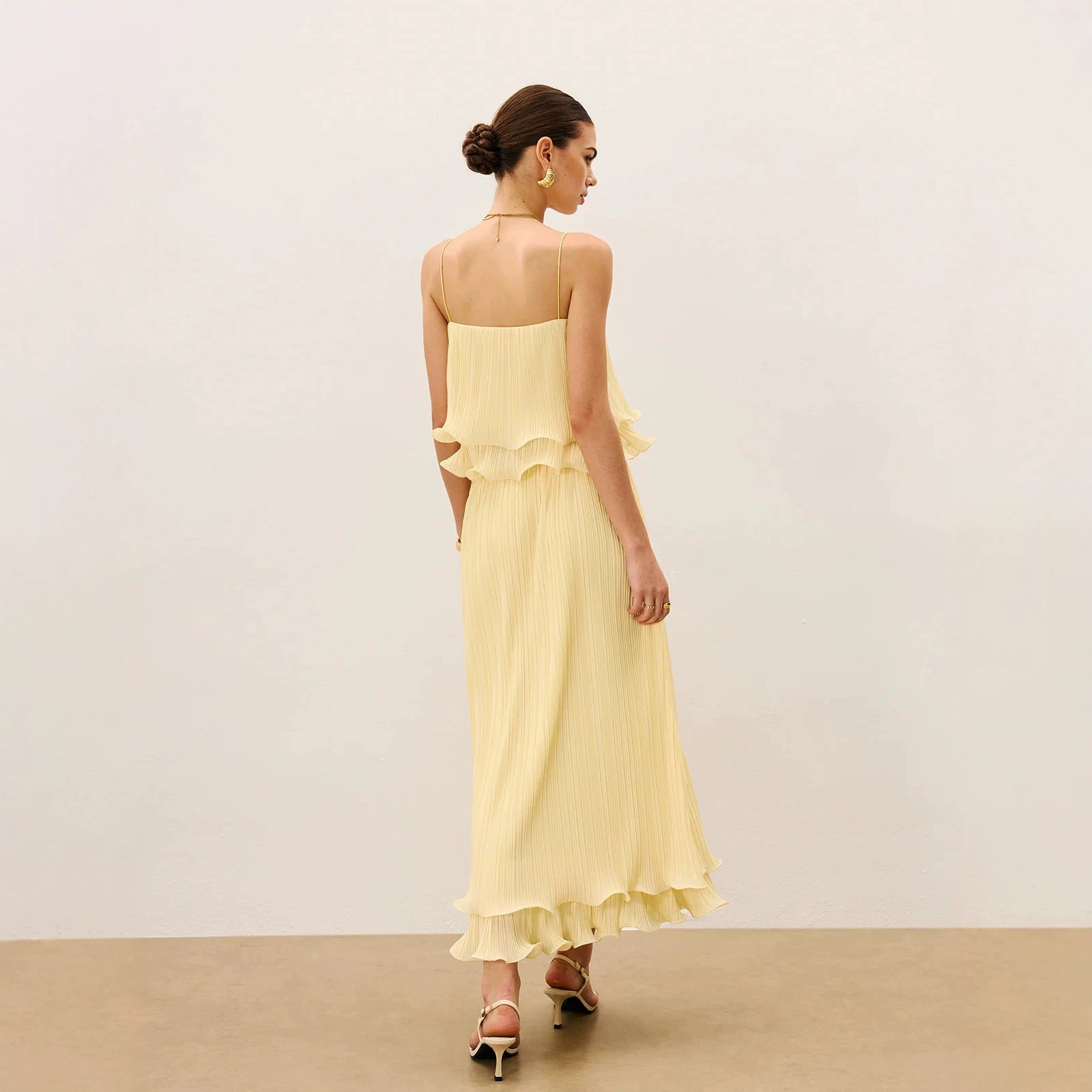 2026 new cross-border women's dress from Europe and America, gentle and pure, with fine pleats, suspenders, square neckline, ruffle edges, waist cinching and slimming effect