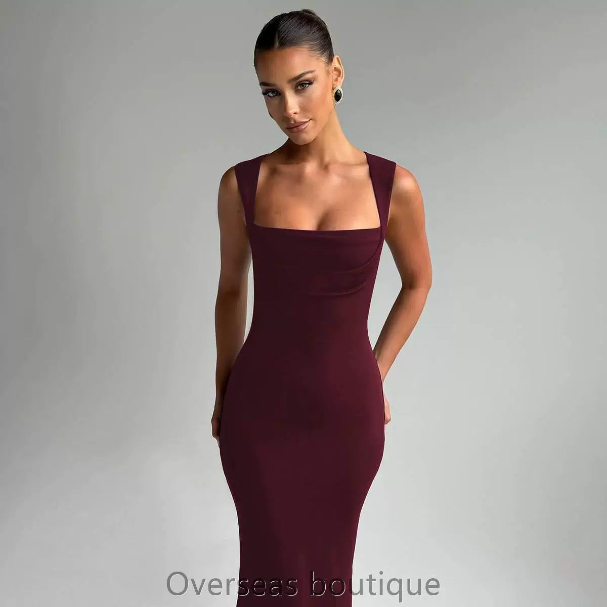 Sleeveless waist cinching sliding dress with square neckline and sleeveless waist cinching