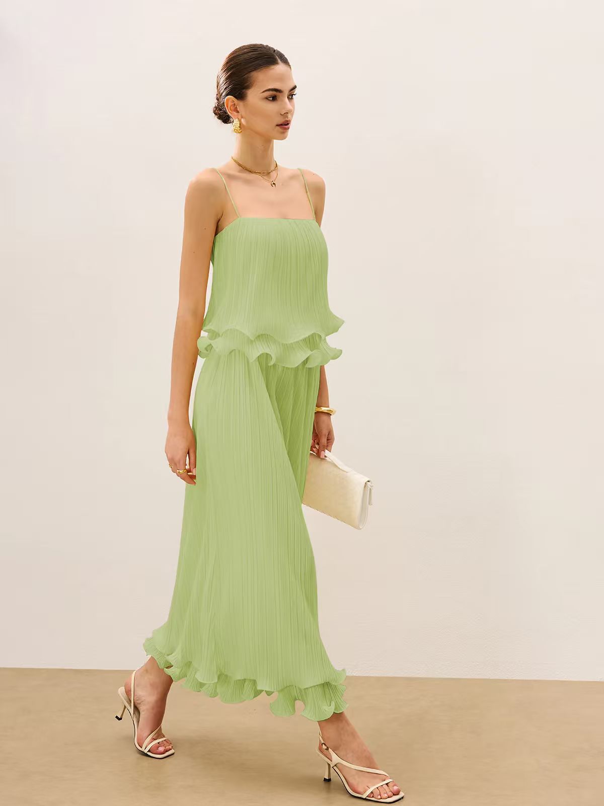 2026 new cross-border women's dress from Europe and America, gentle and pure, with fine pleats, suspenders, square neckline, ruffle edges, waist cinching and slimming effect